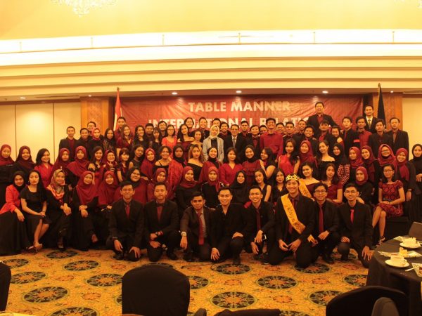Mahasiswa Hubungan Internasional Melaksanakan Kegiatan Table Manner di Hotel Grand Sahid, Jakarta Pusat