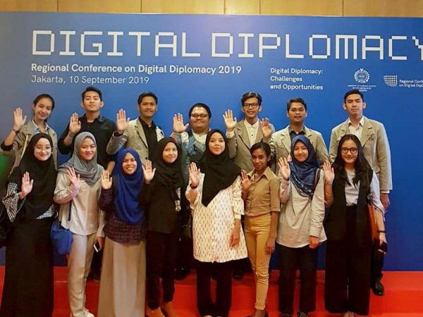 Kaprodi Hubungan Internasional Universitas Budi Luhur Bersama Perwakilan Mahasiswa HI menghadiri Regional Conference on Digital Diplomacy (RCDD) Yang Diselenggarakan Oleh Kementerian Luar Negeri RI di Ballroom 1, Hotel Mulia, Jakarta