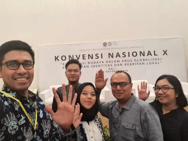 Dosen Prodi HI Menghadiri Konvensi Nasional “Eksistensi Budaya dalam Arus Globalisasi : Pergulatan Identitas dan Kearifan Lokal” Diselenggarakan Oleh Asosiasi Ilmu HI di Indonesia (AIHII) di Universitas Udayana, Bali